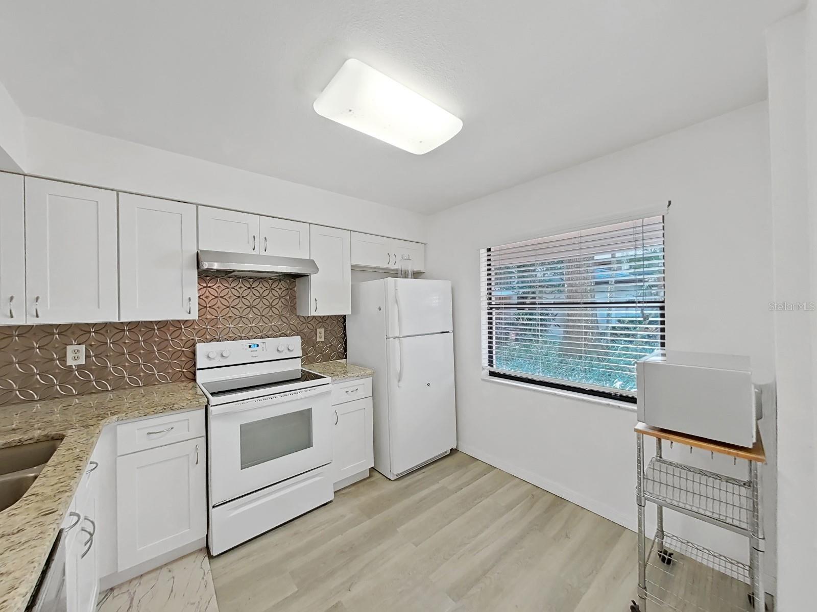 Palm Harbor 2/2 Pool & Sports Courts property image