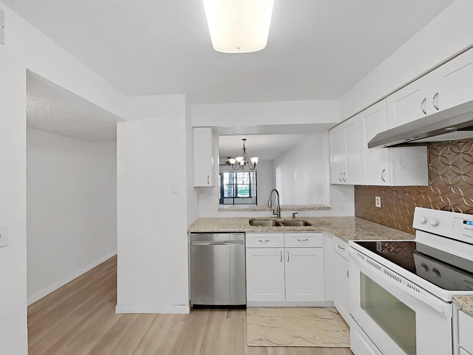 Palm Harbor 2/2 Pool & Sports Courts property image