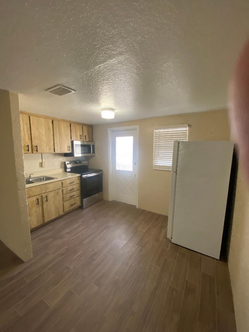 2/1 Duplex On Quiet Dead End Street property image