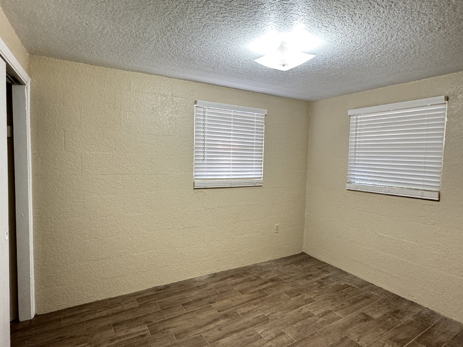 2/1 Duplex On Quiet Dead End Street property image