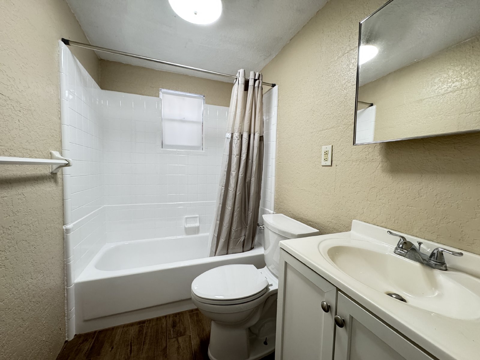 2/1 Duplex On Quiet Dead End Street property image