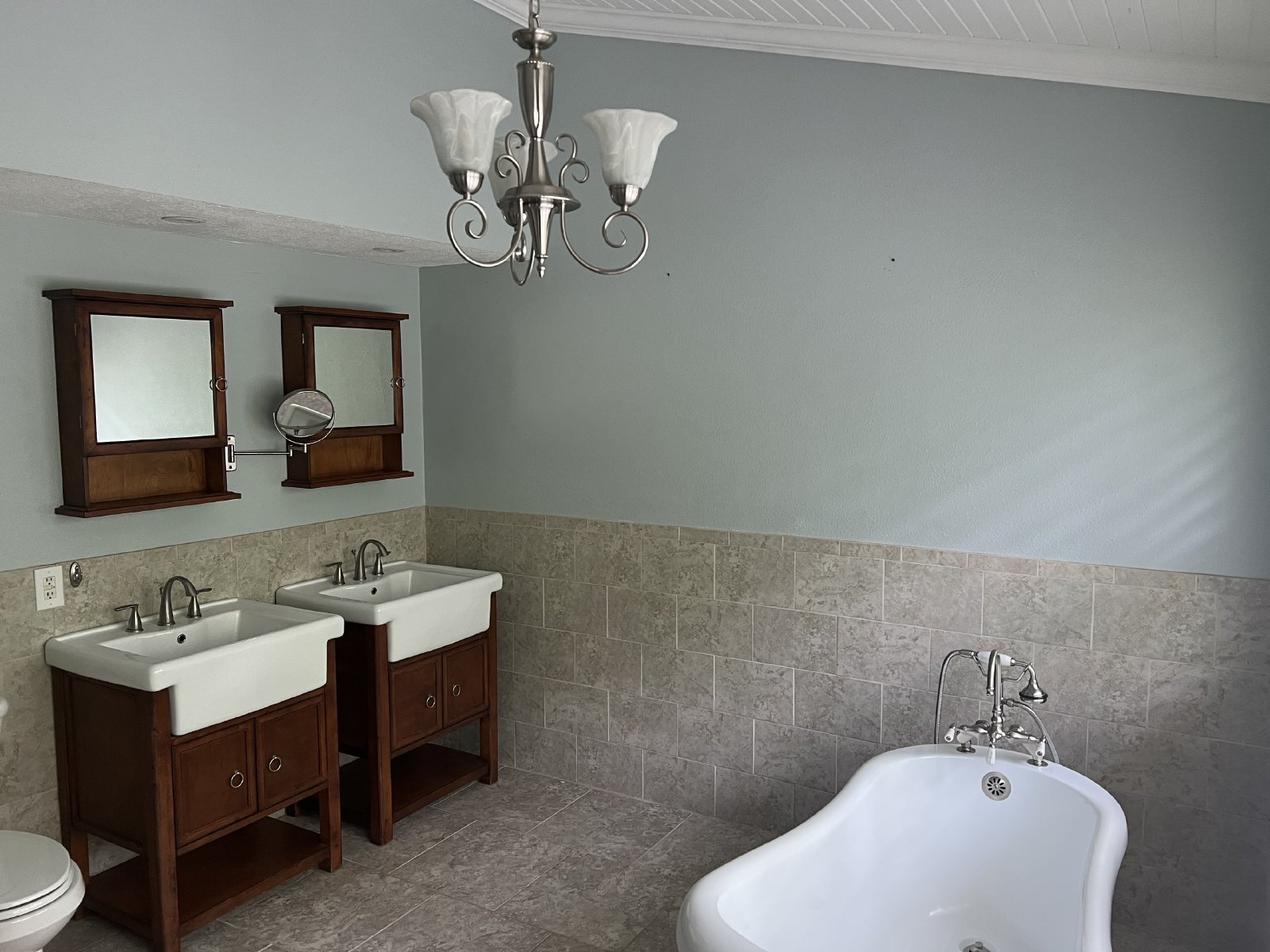 Gorgeous And Unique 5/2 Pool Home On A Very Large Lot! property image