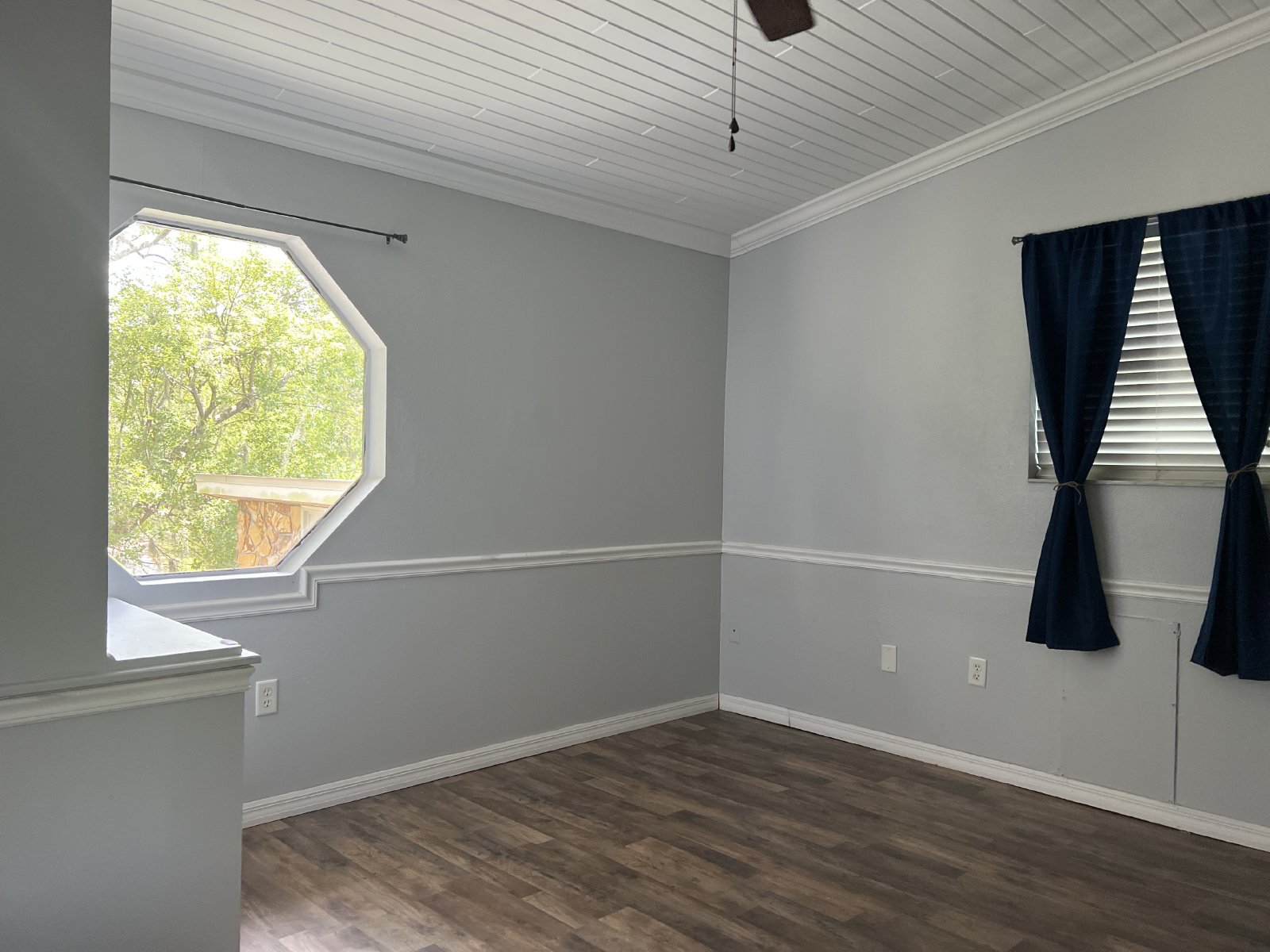 Gorgeous And Unique 5/2 Pool Home On A Very Large Lot! property image