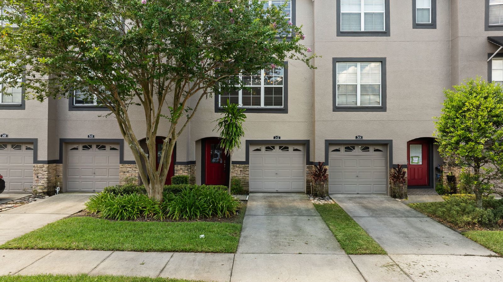 3-Bed, 3.5-Bath End-Unit Townhome In Gated Brandon Community property image