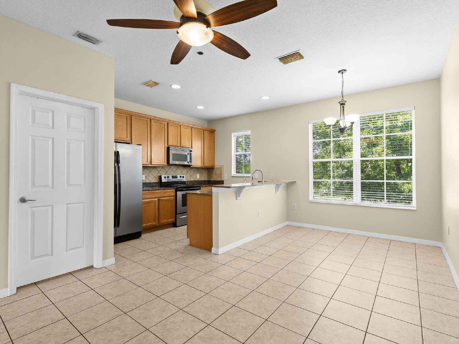 3-Bed, 3.5-Bath End-Unit Townhome In Gated Brandon Community property image