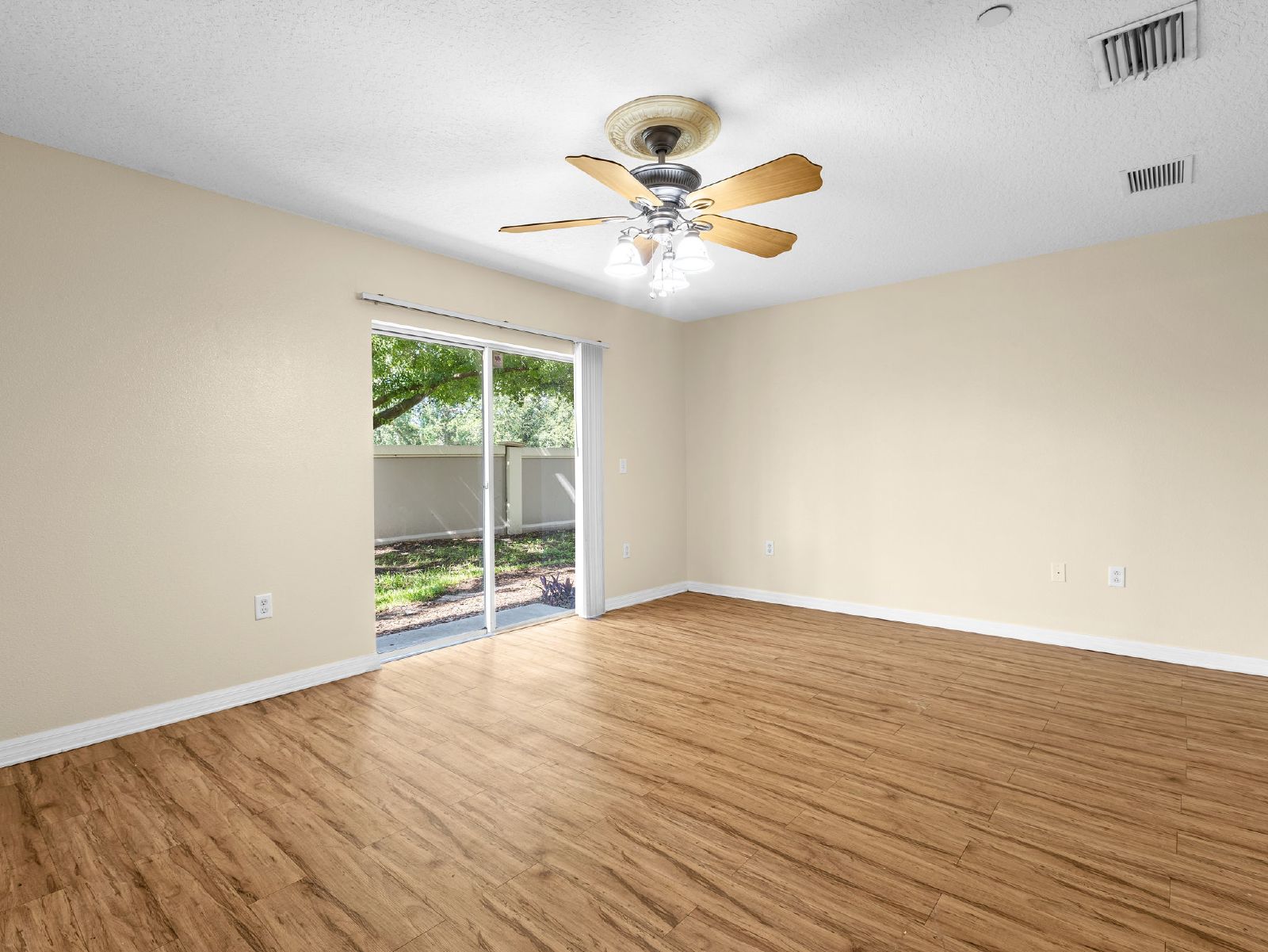 3-Bed, 3.5-Bath End-Unit Townhome In Gated Brandon Community property image