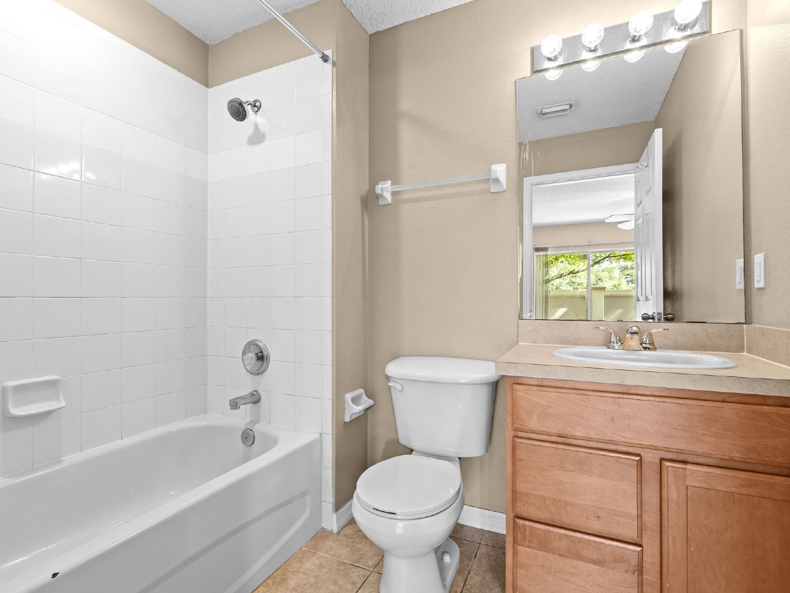 3-Bed, 3.5-Bath End-Unit Townhome In Gated Brandon Community property image