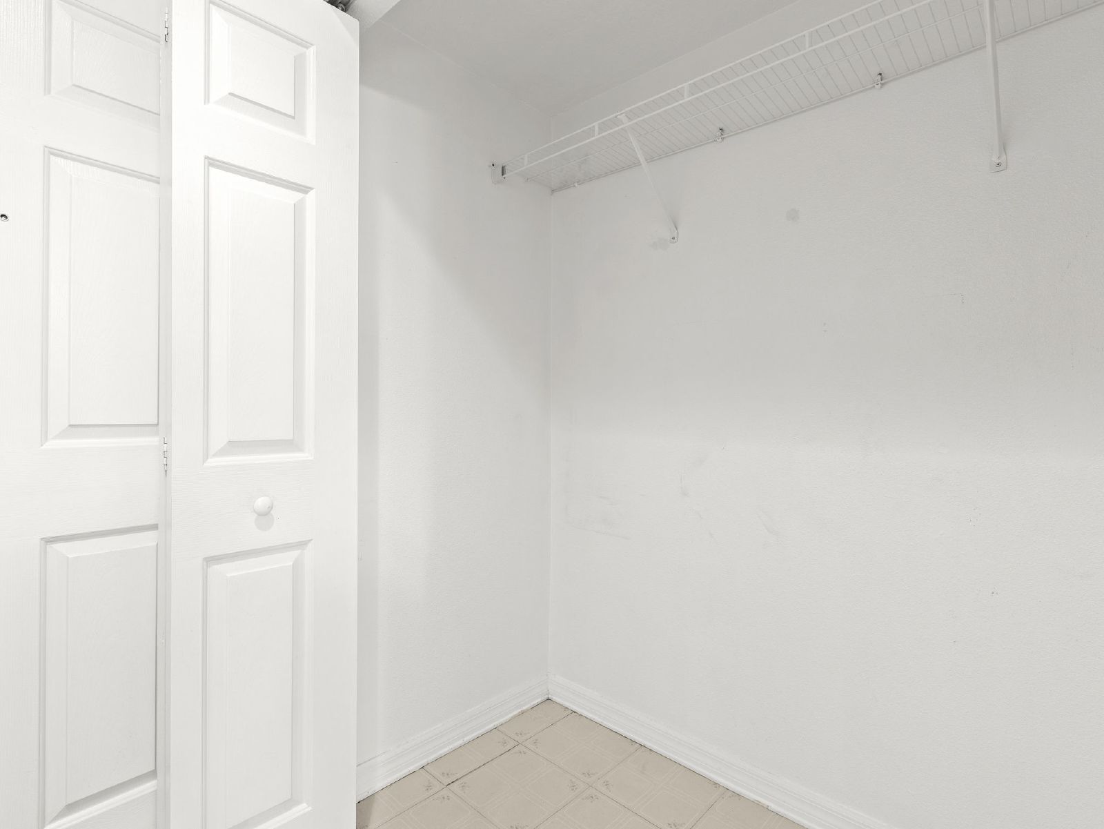 3-Bed, 3.5-Bath End-Unit Townhome In Gated Brandon Community property image