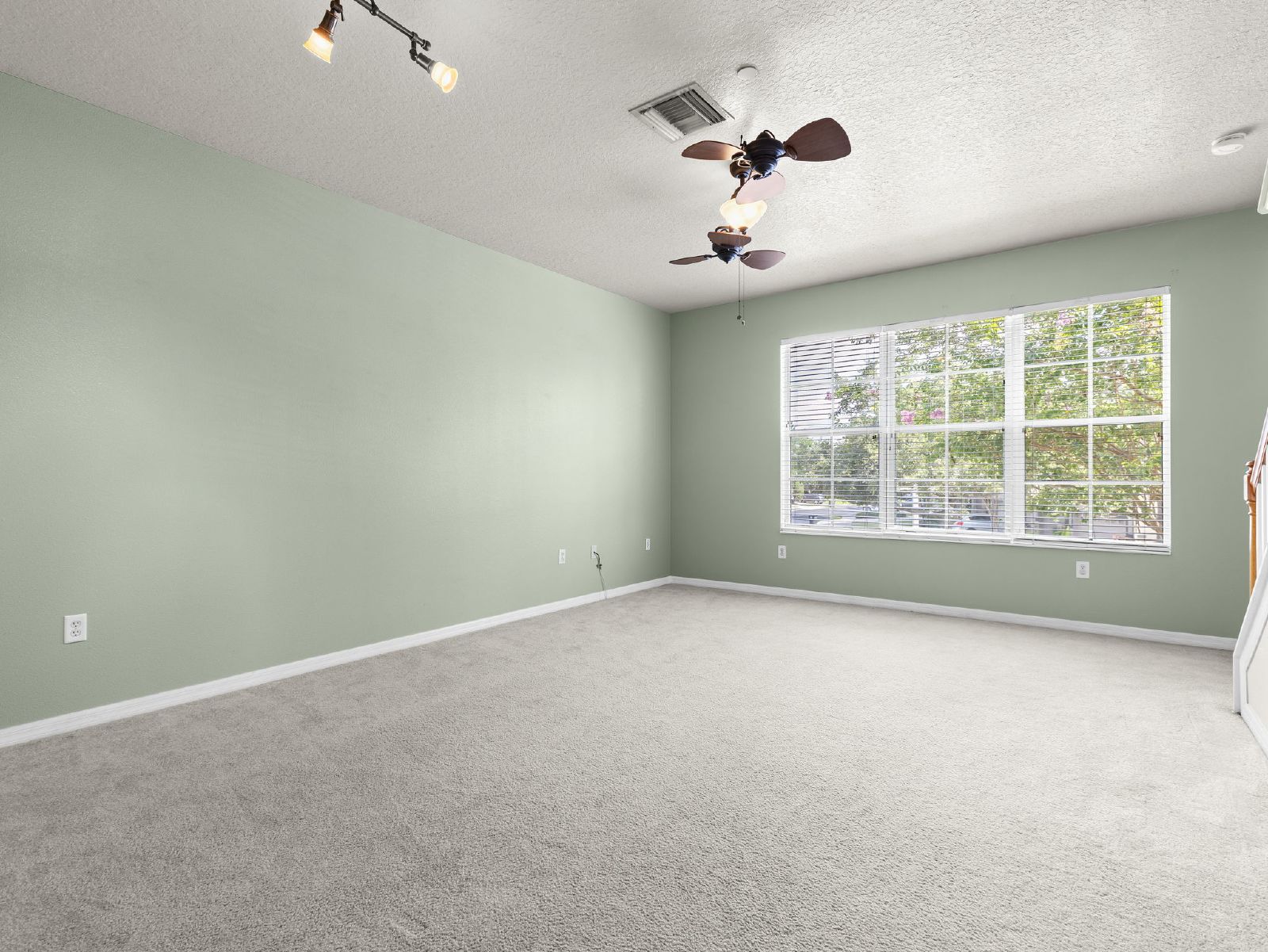 3-Bed, 3.5-Bath End-Unit Townhome In Gated Brandon Community property image