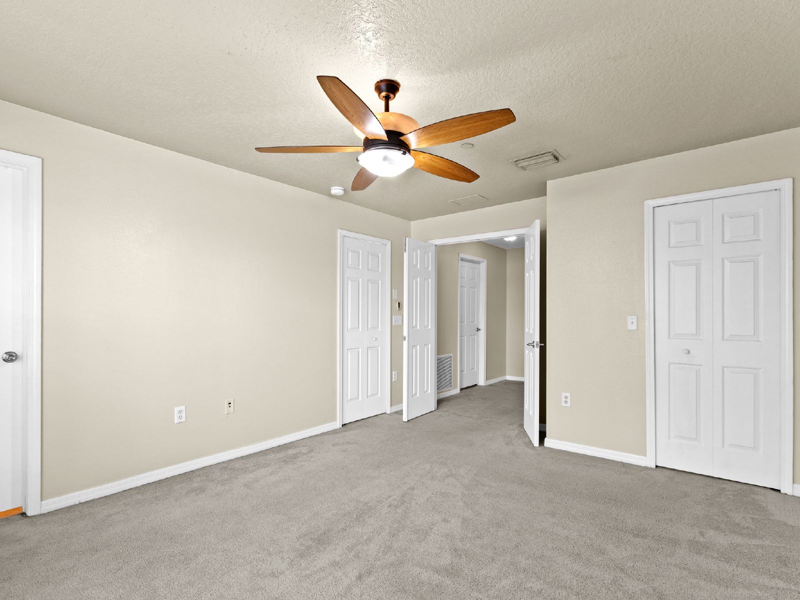3-Bed, 3.5-Bath End-Unit Townhome In Gated Brandon Community property image