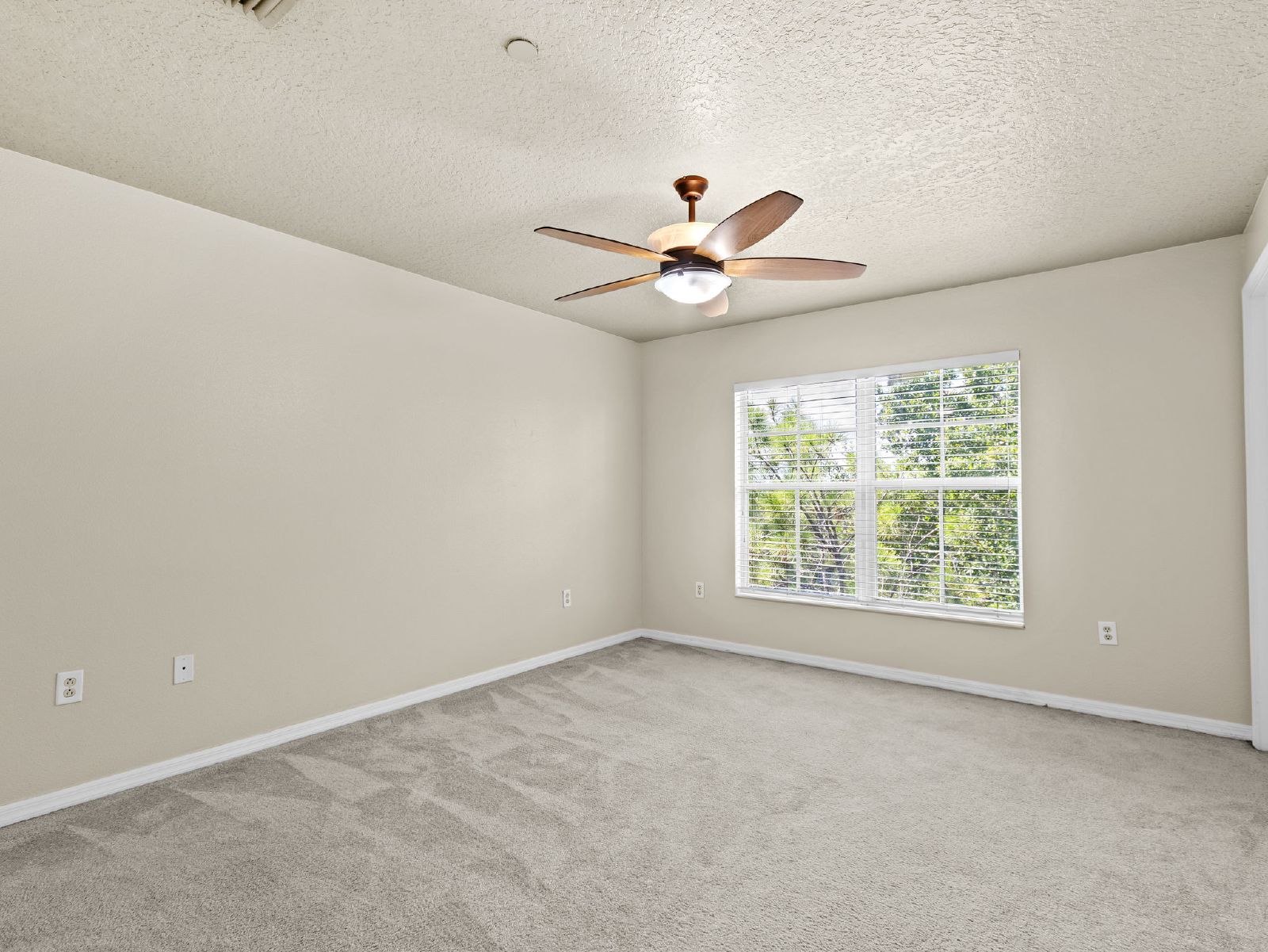 3-Bed, 3.5-Bath End-Unit Townhome In Gated Brandon Community property image