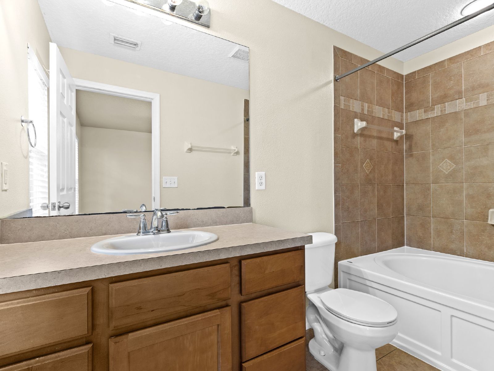 3-Bed, 3.5-Bath End-Unit Townhome In Gated Brandon Community property image