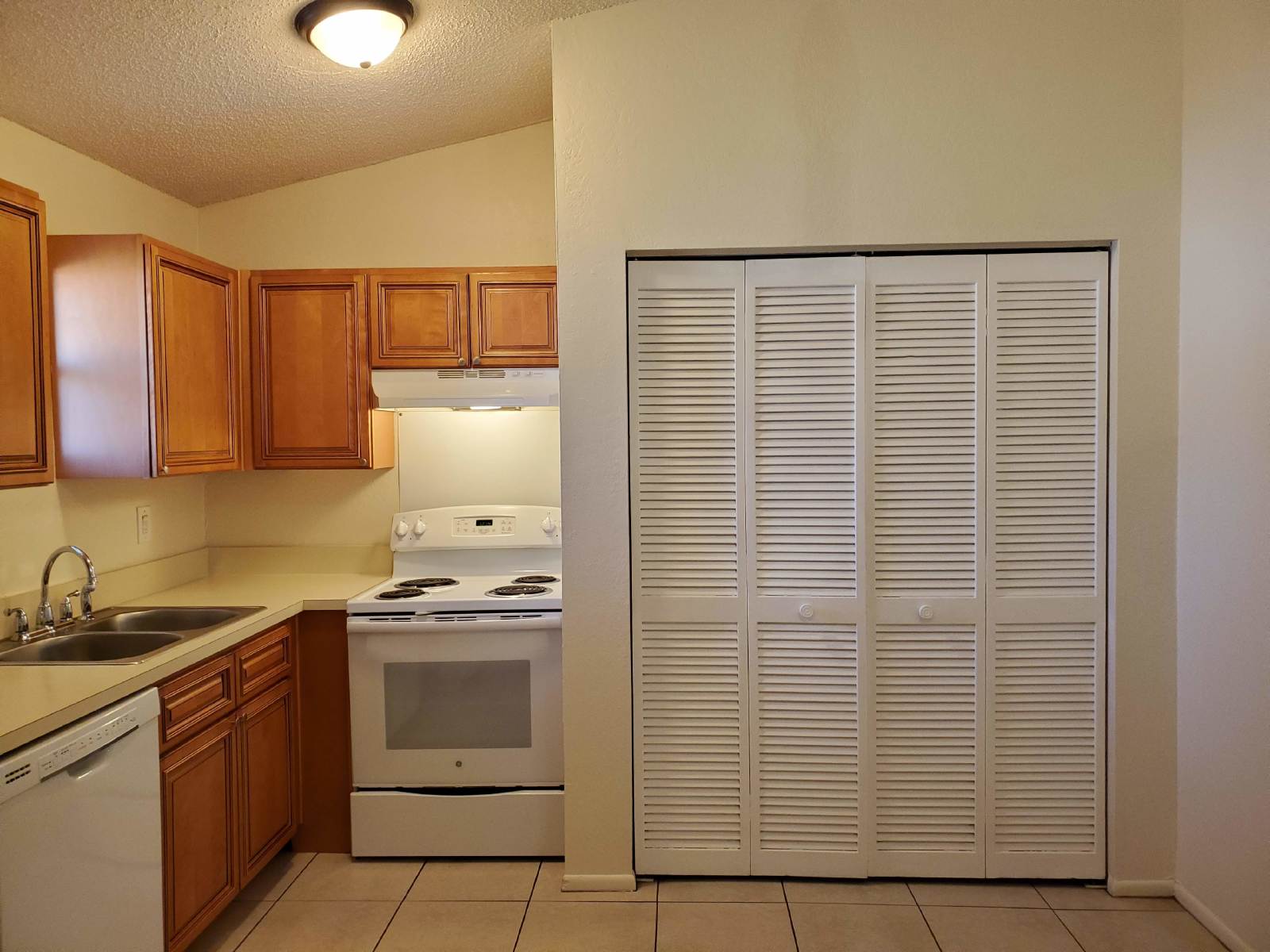 Updated 2 Bedroom 1 Bath Triplex property image