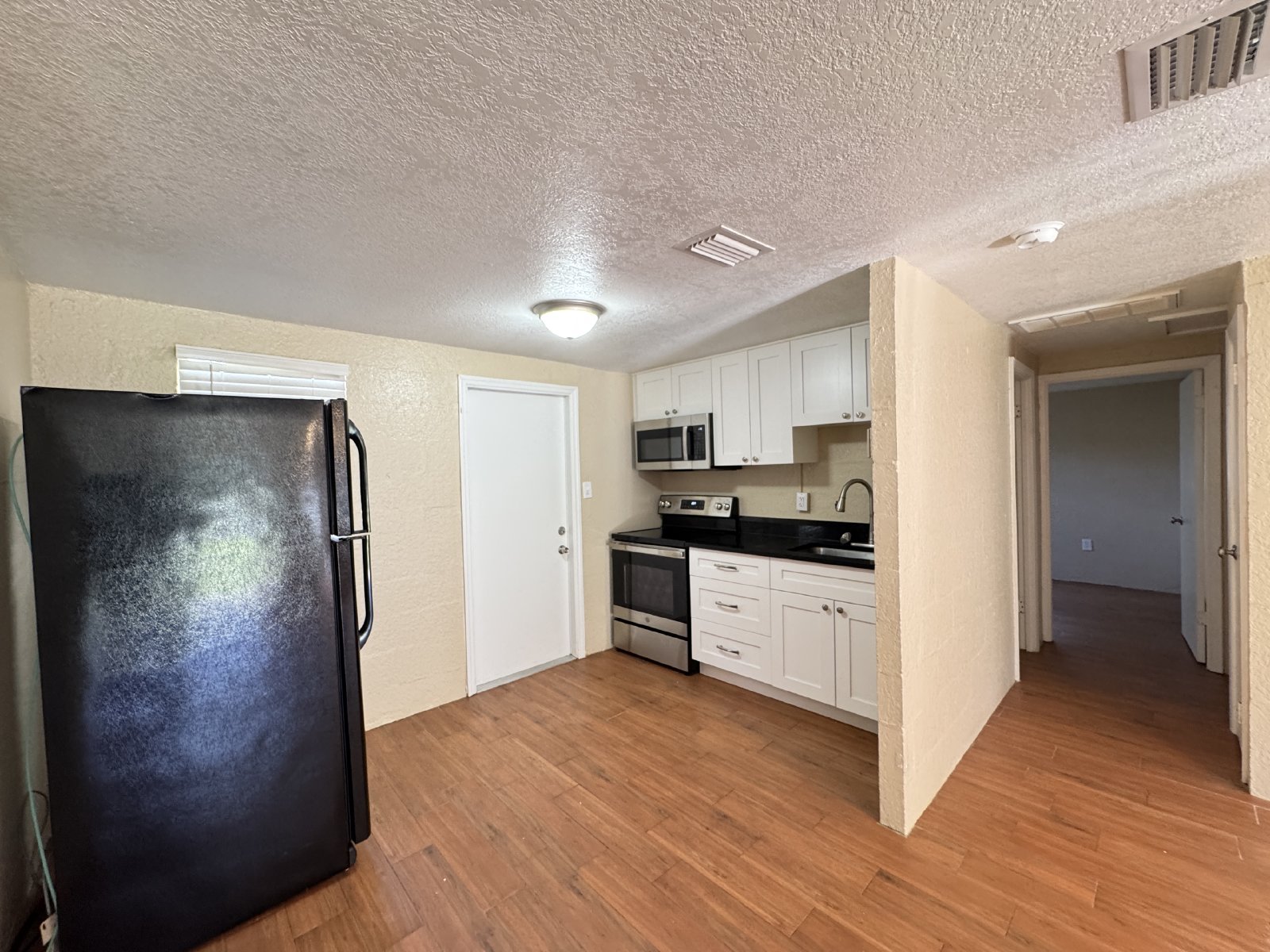 2/1 Duplex On Quiet Dead End Street property image