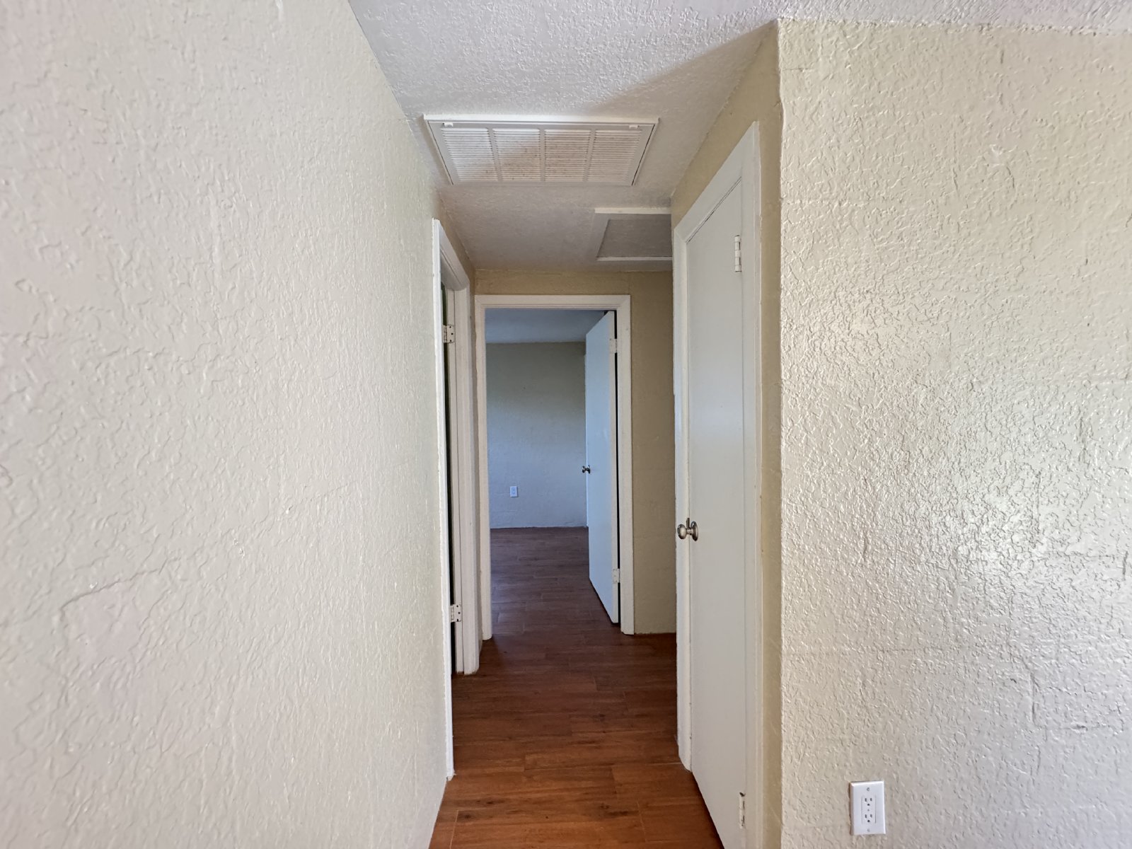 2/1 Duplex On Quiet Dead End Street property image