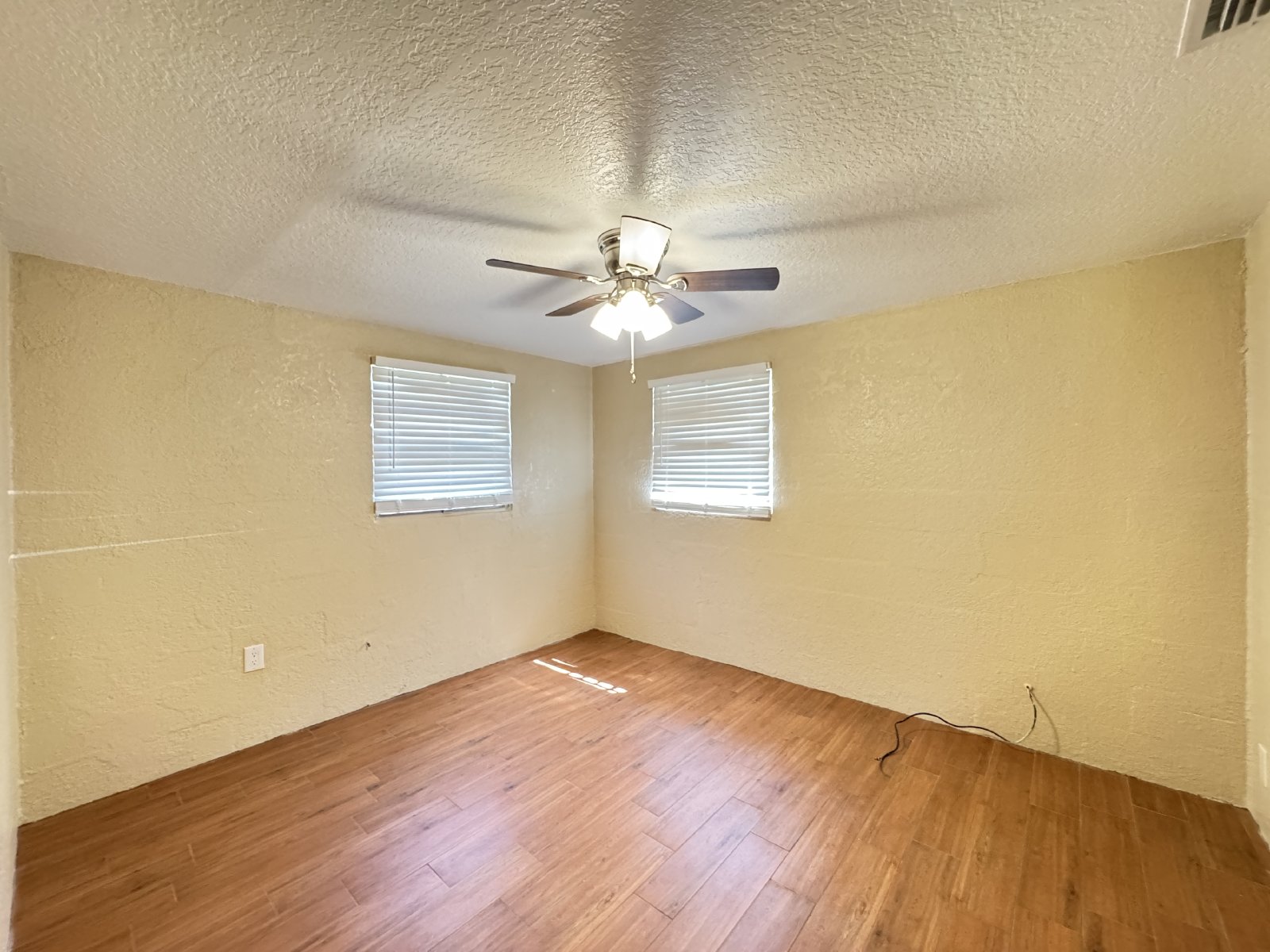 2/1 Duplex On Quiet Dead End Street property image