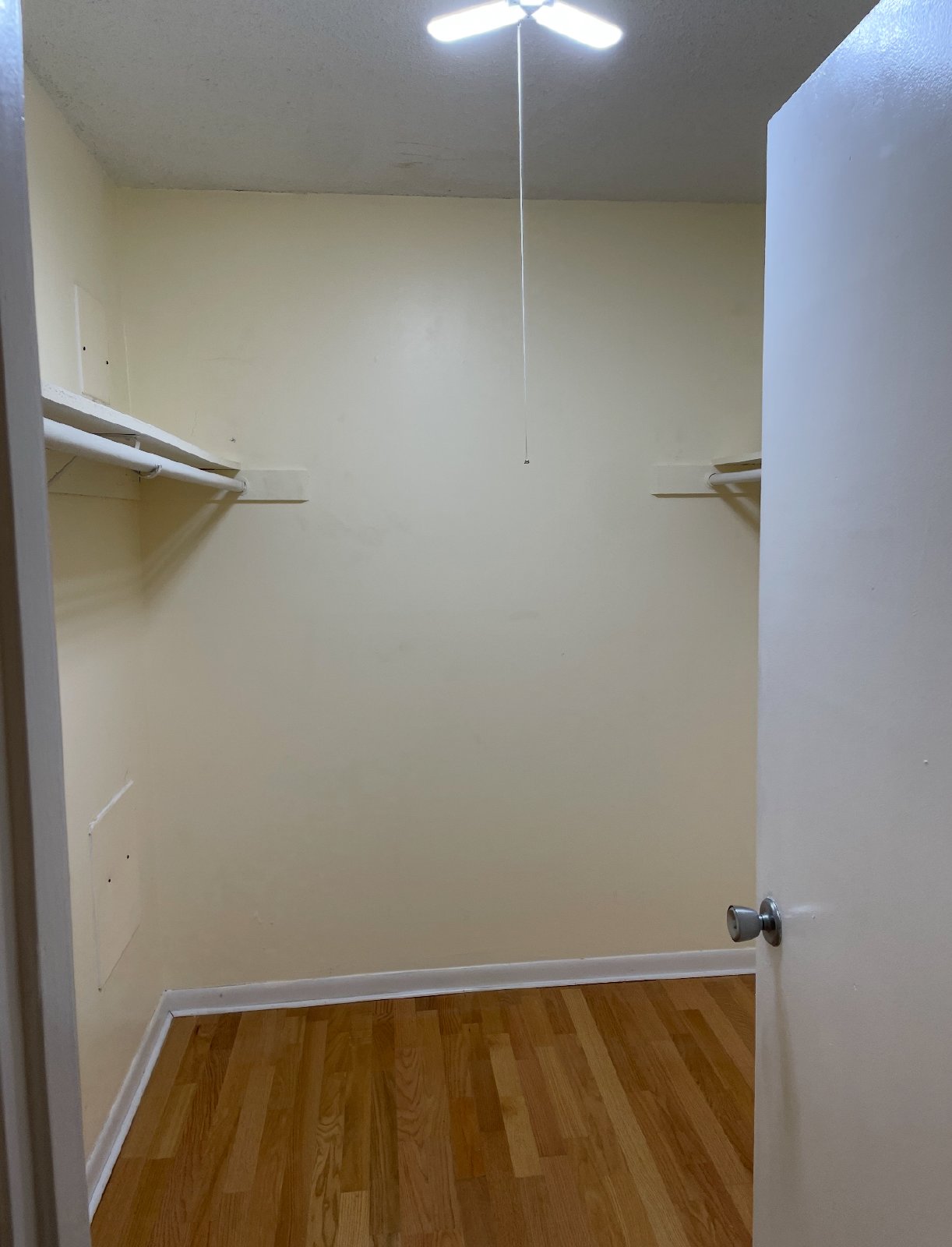 Bed 1.5 Bath 3rd Floor Condo App Fee Waived with Approved Application property image