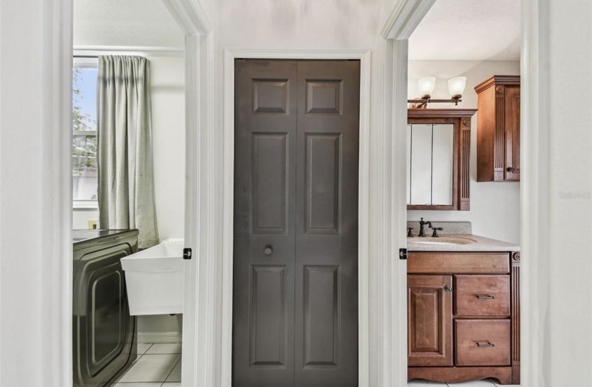 Gorgeous! Tampa Palms 4/3.5/2 Pool Home. property image