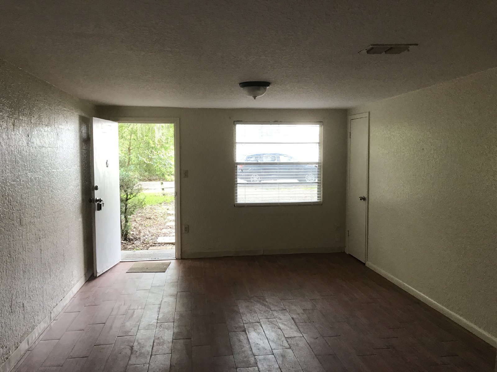 2/1 Duplex On Quiet Dead End Street property image