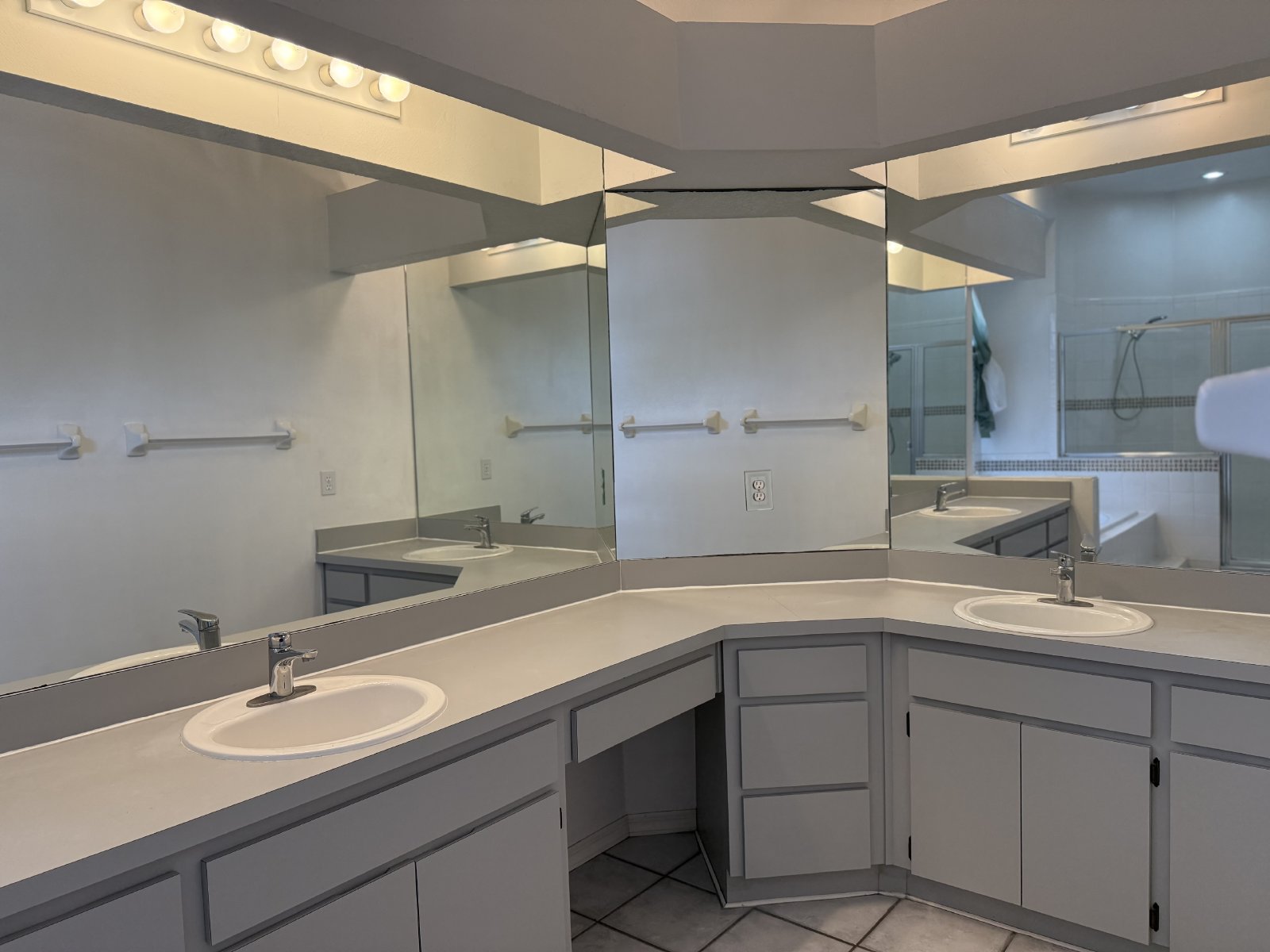 Gorgeous 4/2/2 Pool Home With Wood Floors On 1/2 Acre property image