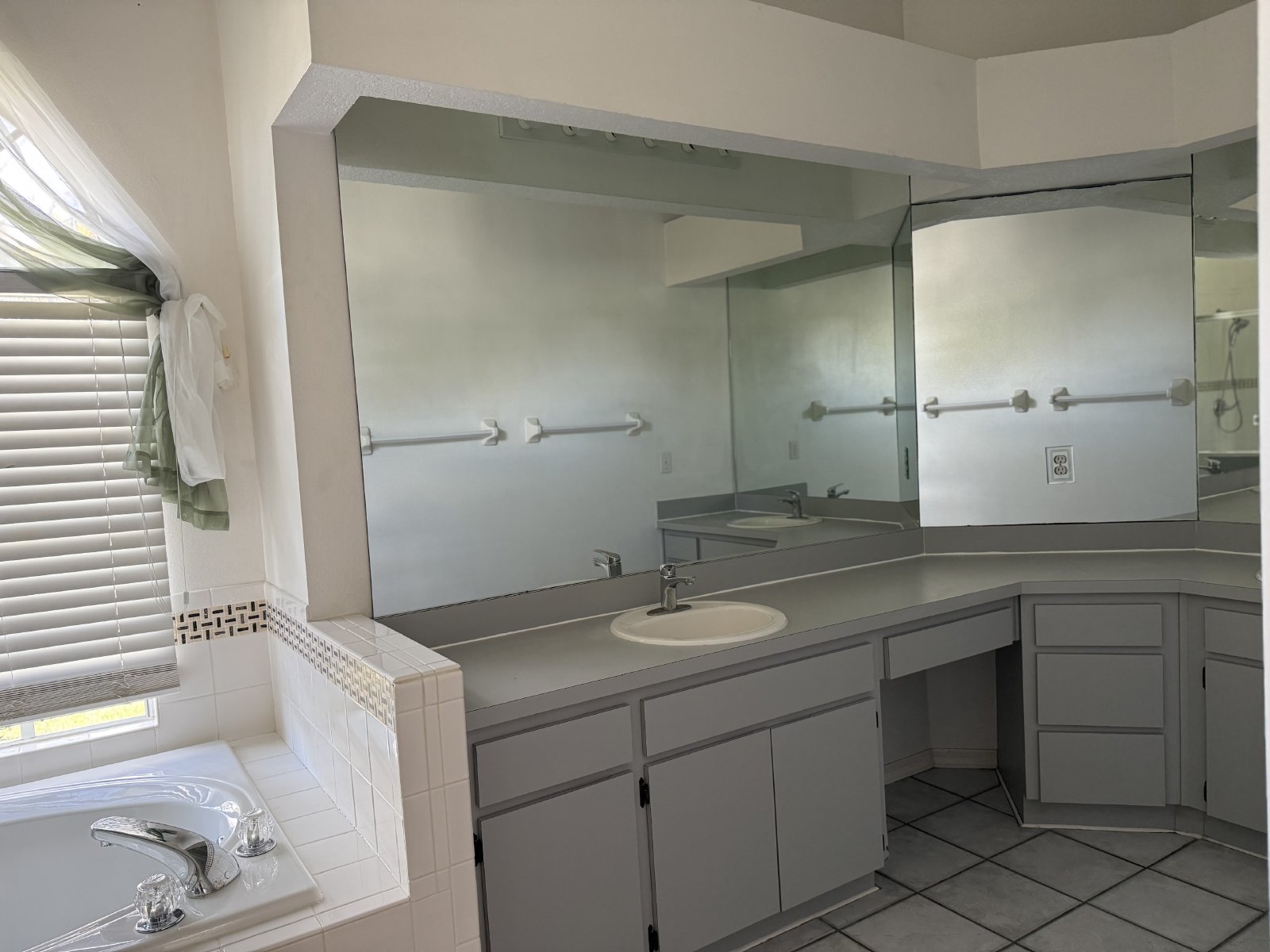 Gorgeous 4/2/2 Pool Home With Wood Floors On 1/2 Acre property image