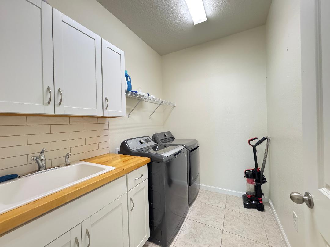 Gorgeous 4/2.5 Fenced Home property image