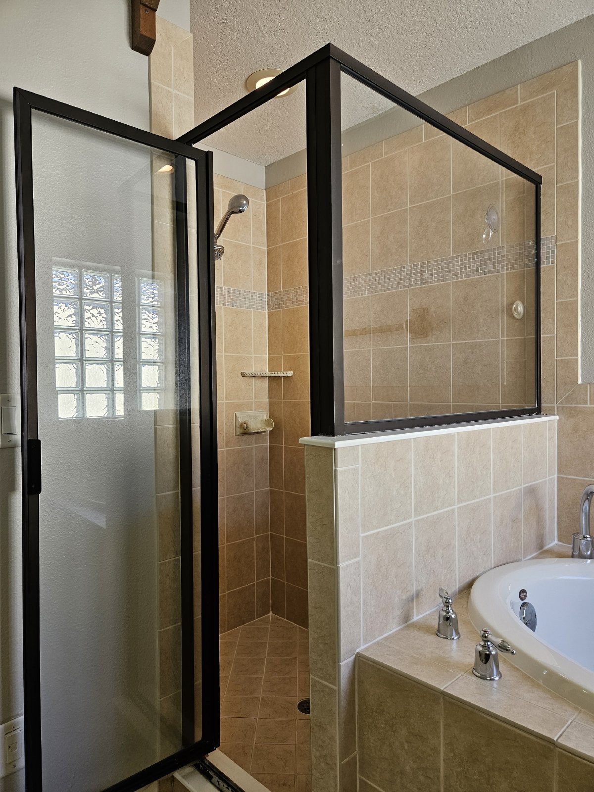 5 Bedrooms + Office / 3 Bathrooms / HUGE Lanai property image