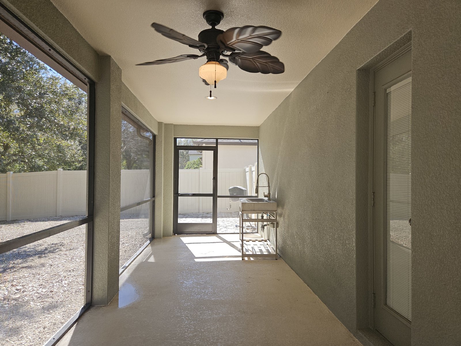 5 Bedrooms + Office / 3 Bathrooms / HUGE Lanai property image