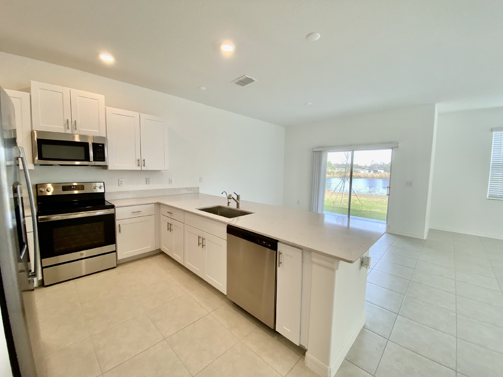 NEWER CONSTRUCTION!!!! END UNIT 3 Bed 2.5 Bath 2 Car Garage Townhouse property image