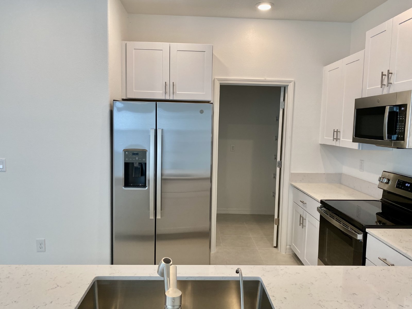 NEWER CONSTRUCTION!!!! END UNIT 3 Bed 2.5 Bath 2 Car Garage Townhouse property image