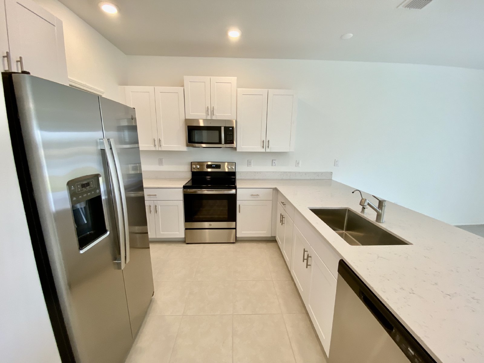 NEWER CONSTRUCTION!!!! END UNIT 3 Bed 2.5 Bath 2 Car Garage Townhouse property image