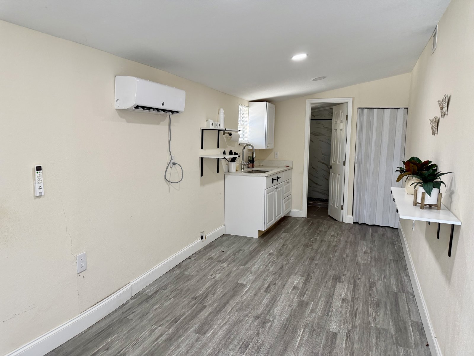 Renovated Efficiency For RENT AVAILABLE NOW!!! property image