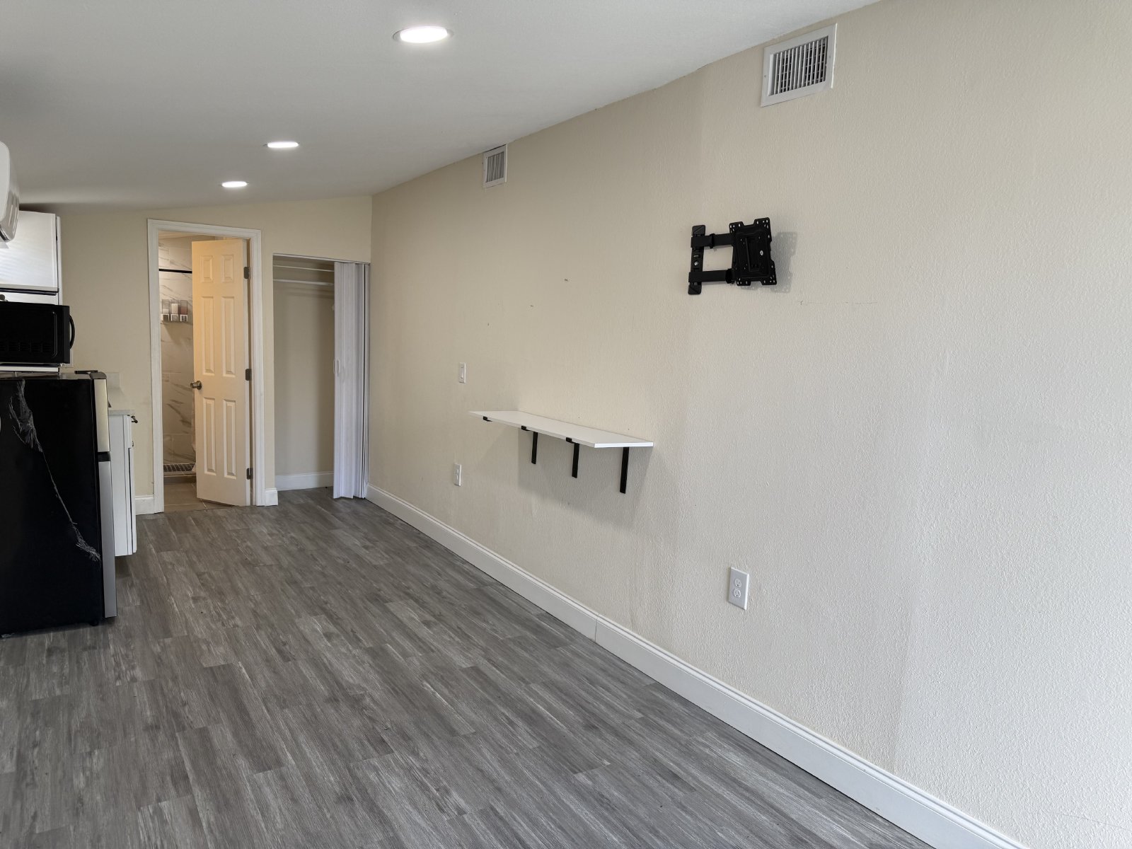 Renovated Efficiency For RENT AVAILABLE NOW!!! property image