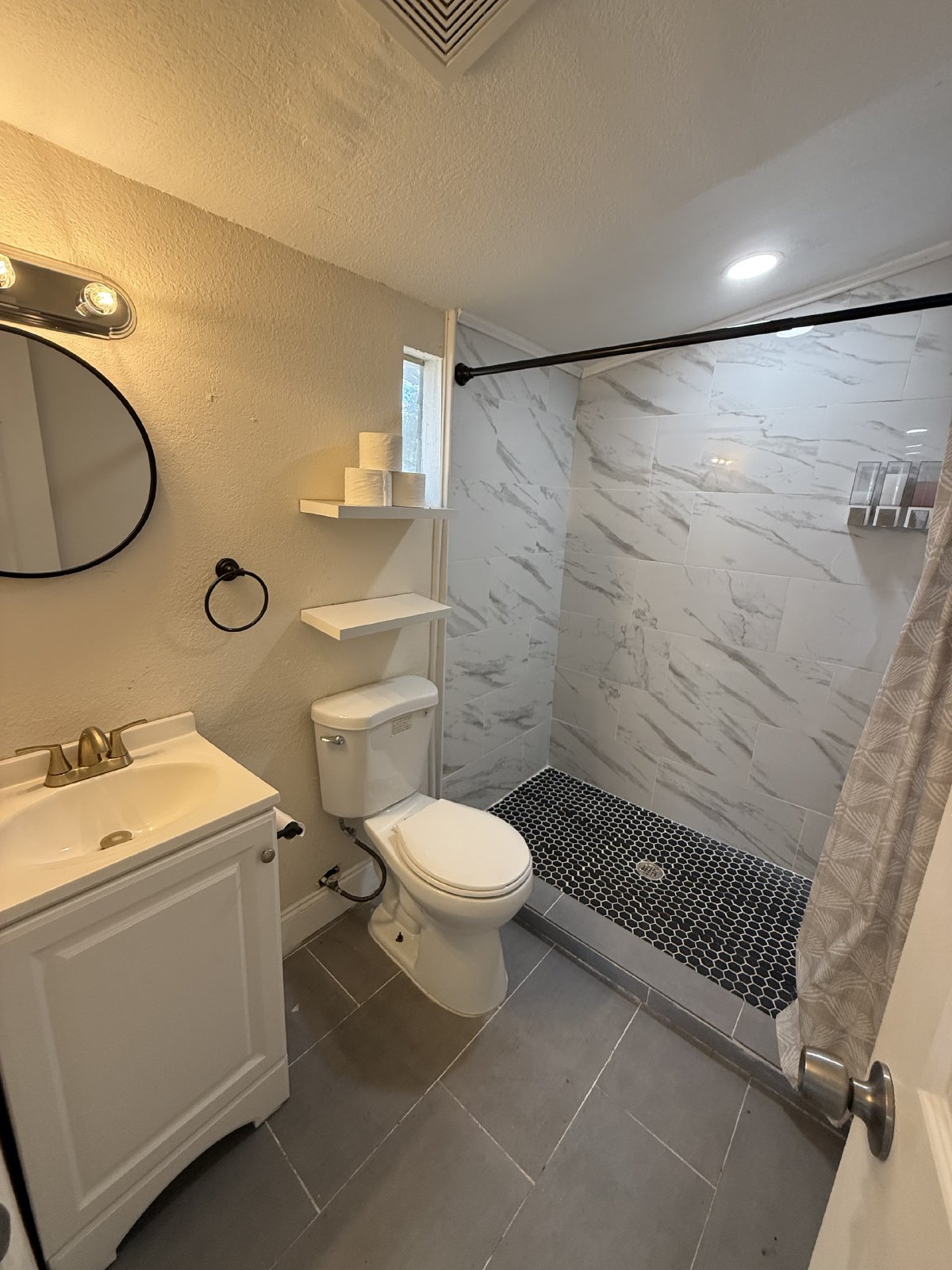 Renovated Efficiency For RENT AVAILABLE NOW!!! property image