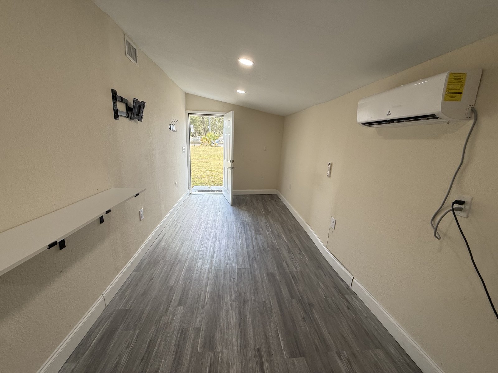 Renovated Efficiency For RENT AVAILABLE NOW!!! property image