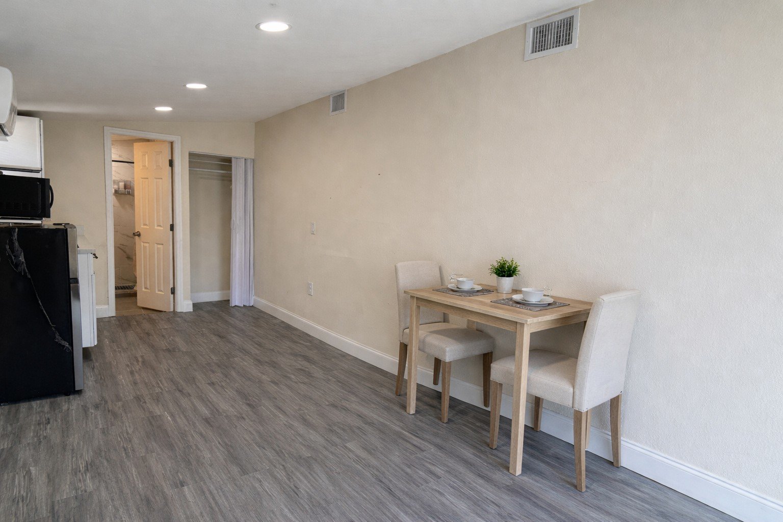 Renovated Efficiency For RENT AVAILABLE NOW!!! property image