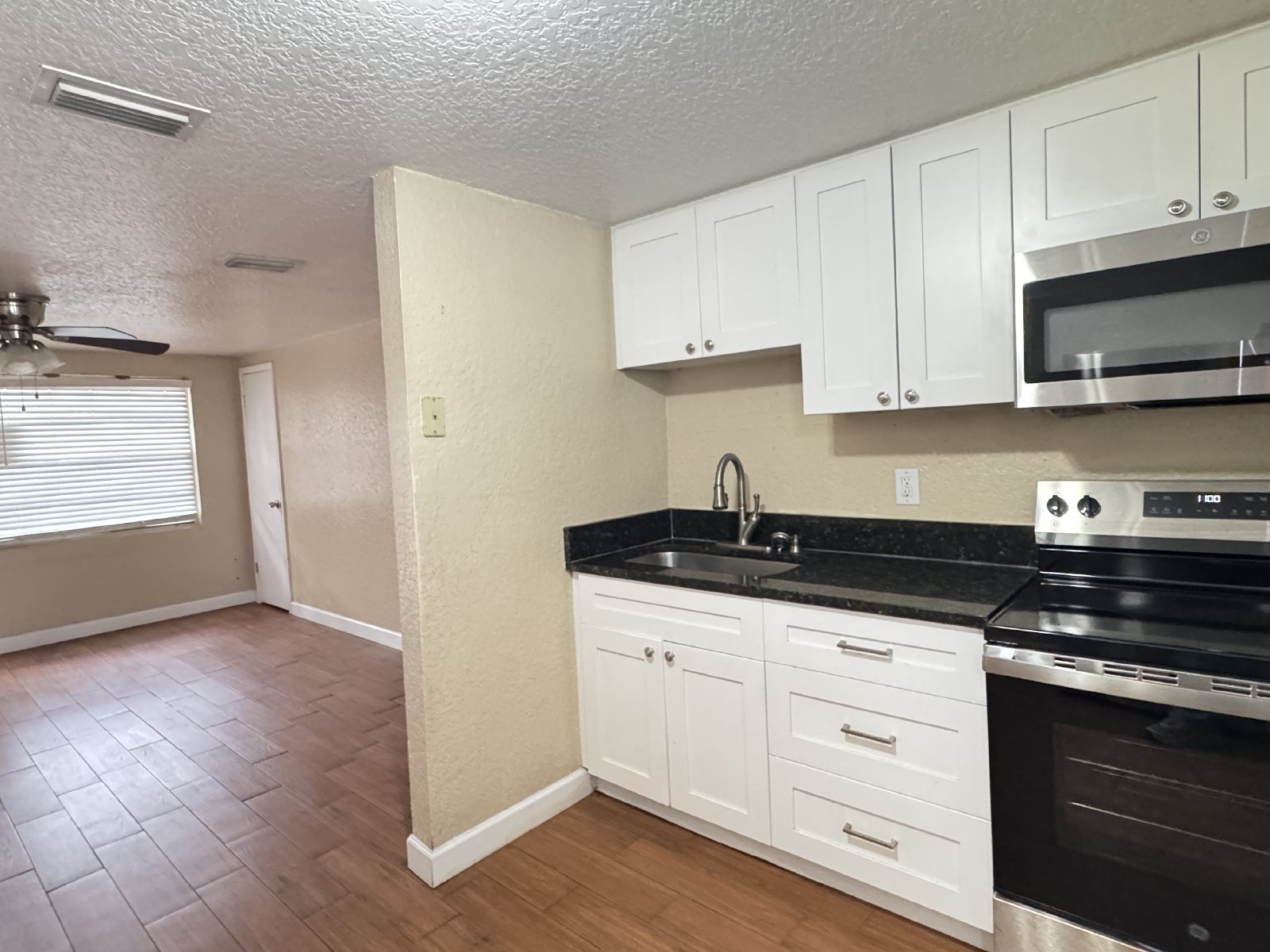 2/1 Duplex On Quiet Dead End Street property image