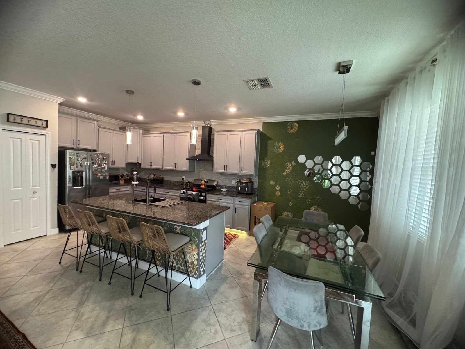 Beautiful Modern 4 Bedroom 3 Bathroom Home In Lutz property image