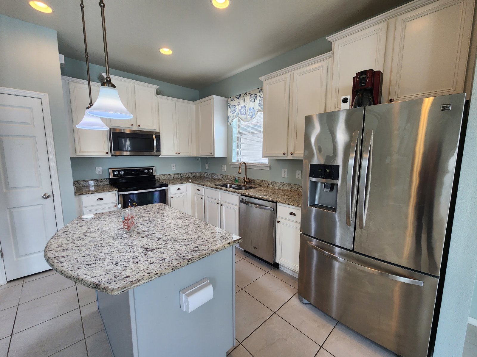 Gorgeous 3/2/2 In Trillium Avail 6/15 property image