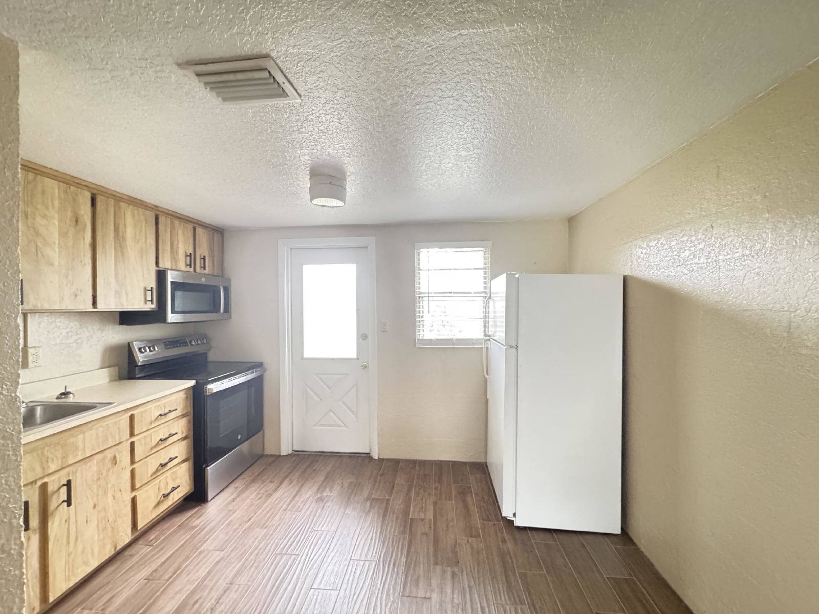 2/1 Duplex On Quiet Dead End Street property image