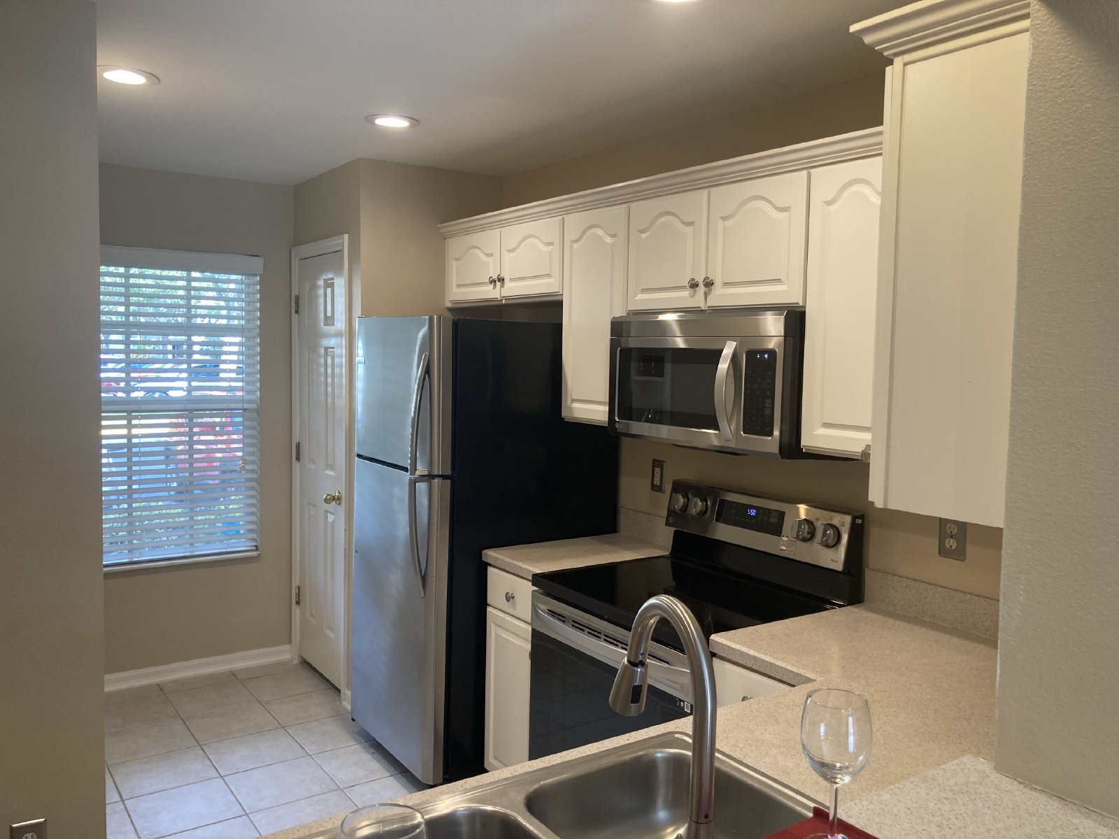 Beautiful 2BR/2.5BA Townhome In Desirable Waterford Townhomes. property image