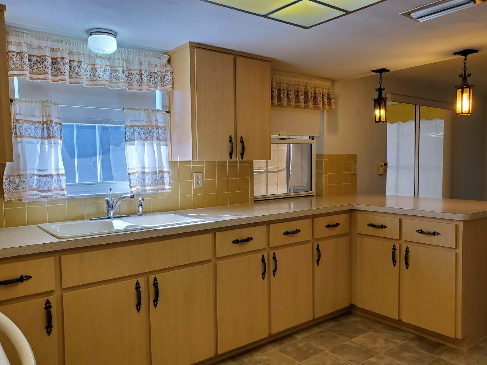 2 Bedroom, 2 Baths, 1 Car Garage & Florida Room! property image