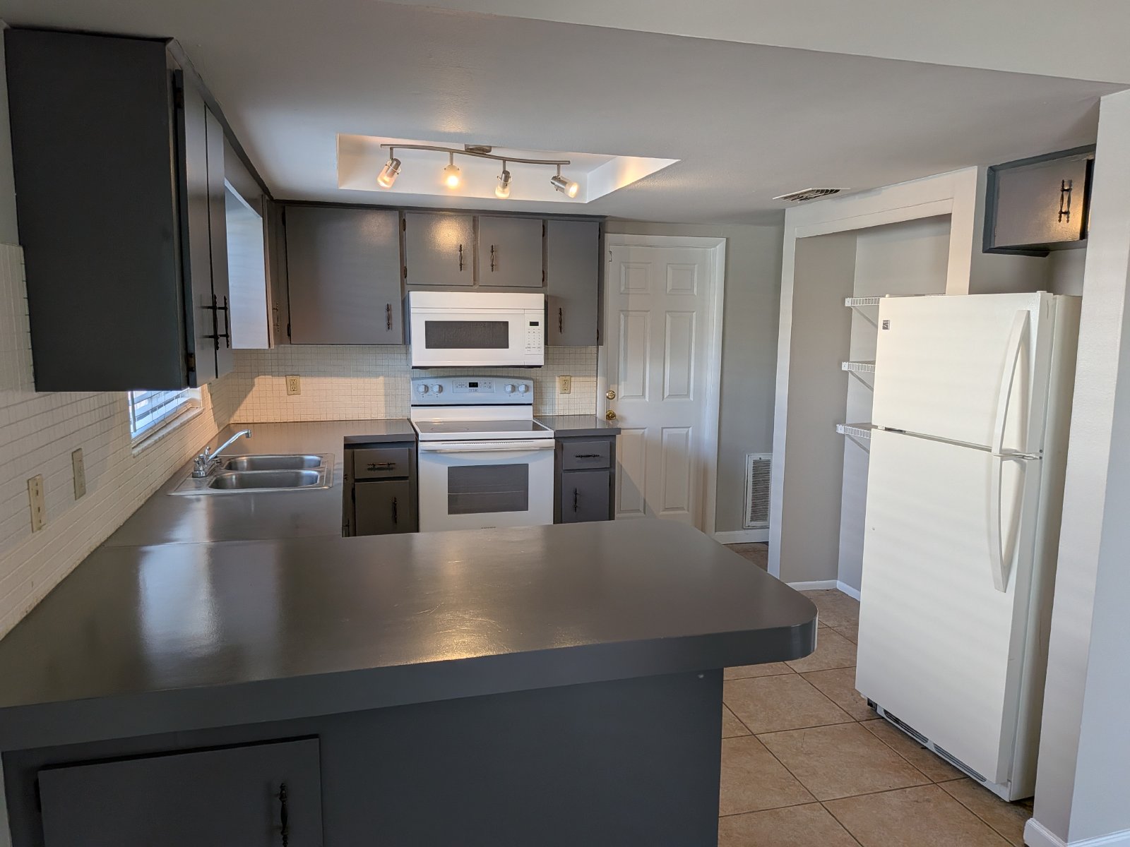Spacious 2 Bed 2 Bath, 2 Car Garage property image