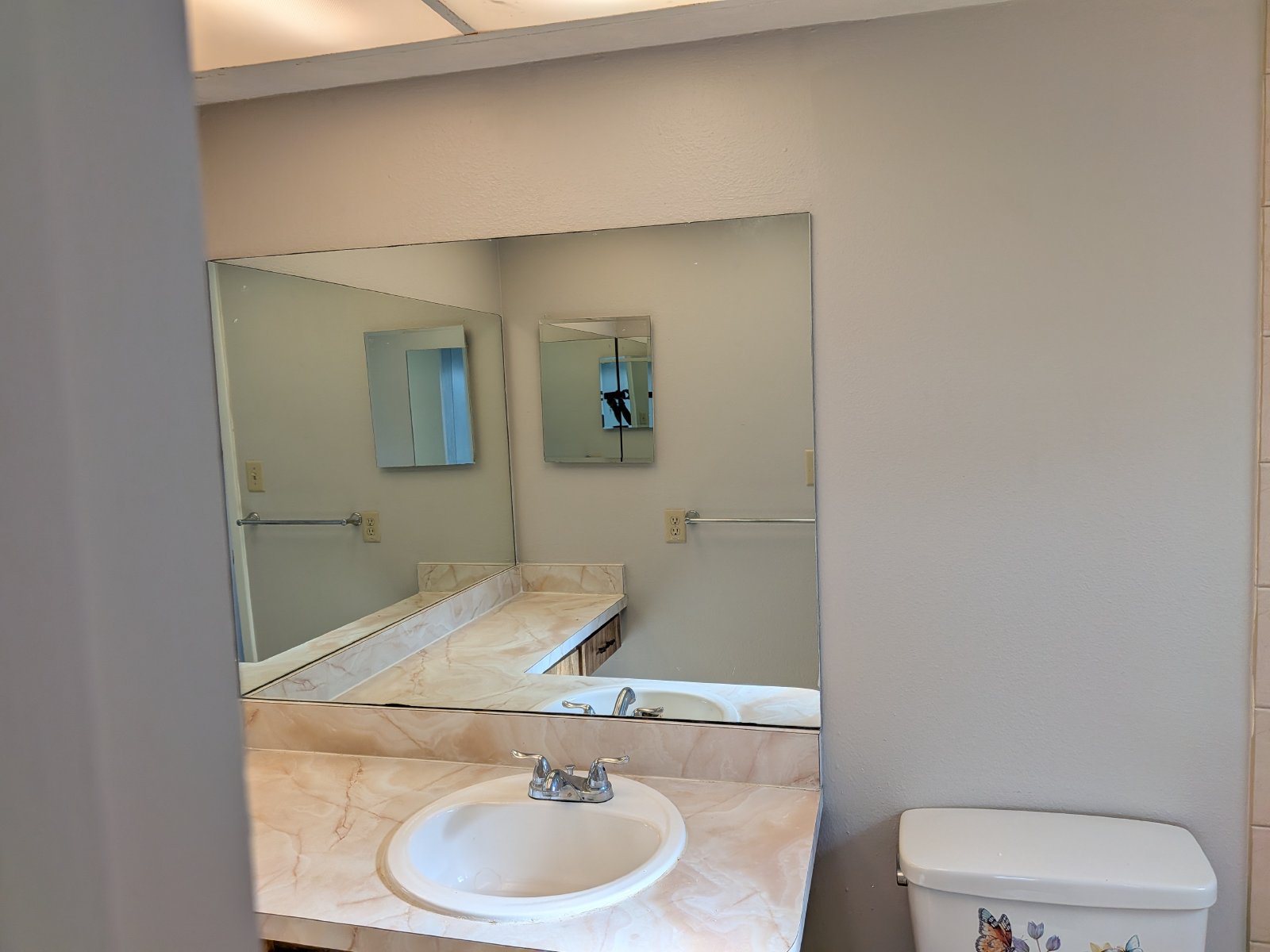 Spacious 2 Bed 2 Bath, 2 Car Garage property image