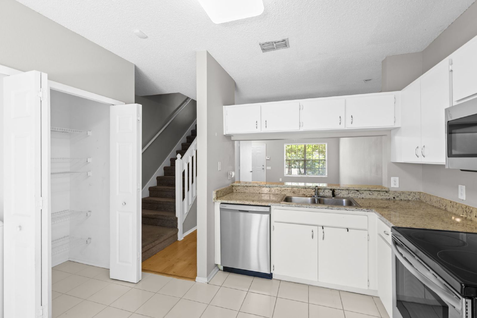 Beautiful Townhome In The Heart Of Westchase! property image