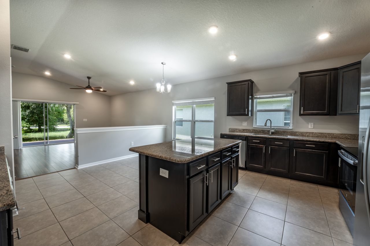4 Bed, 2 Bath In Oak Creek property image