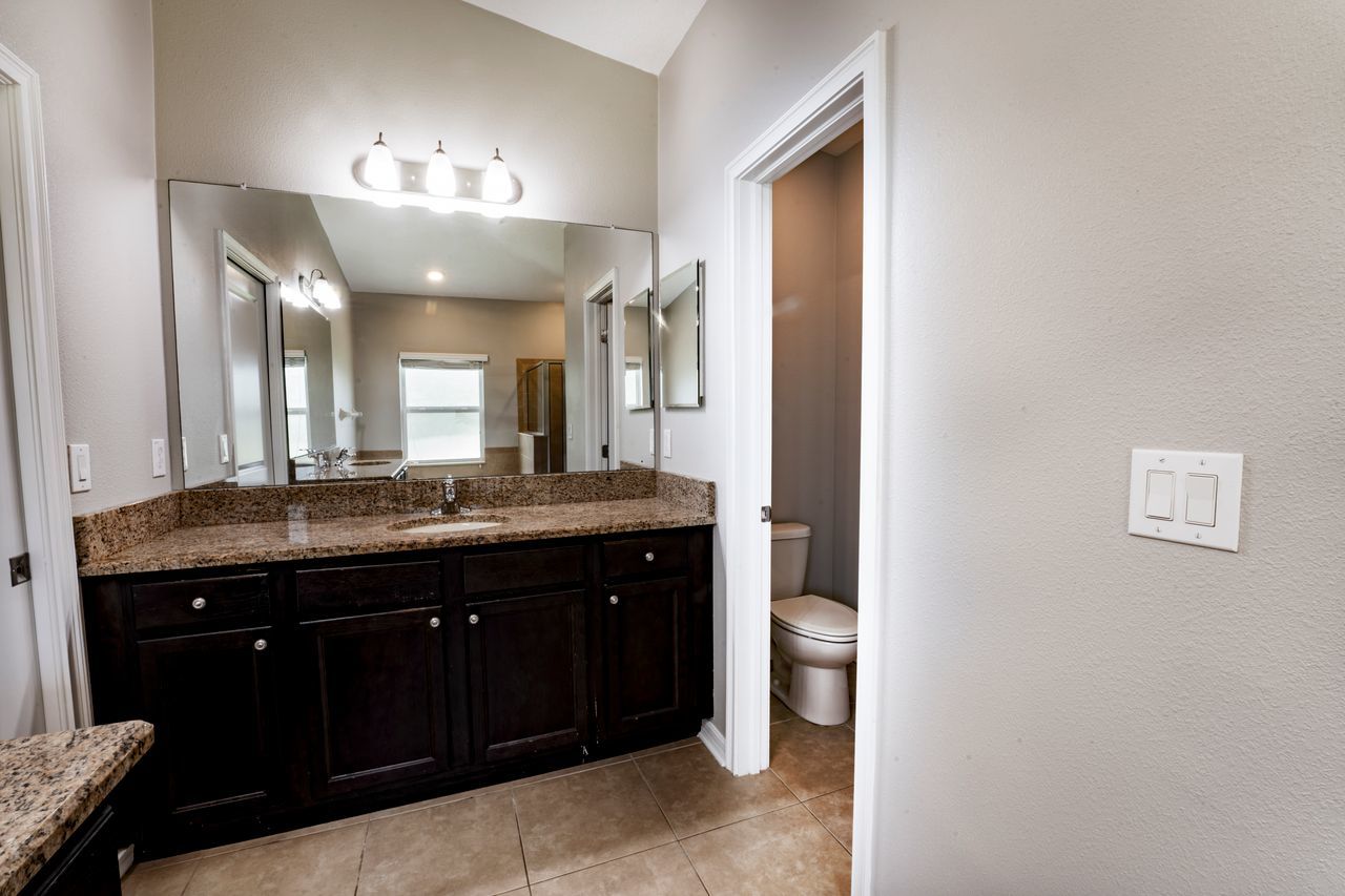 4 Bed, 2 Bath In Oak Creek property image