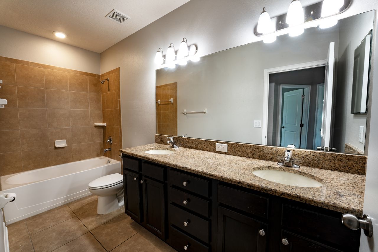 4 Bed, 2 Bath In Oak Creek property image