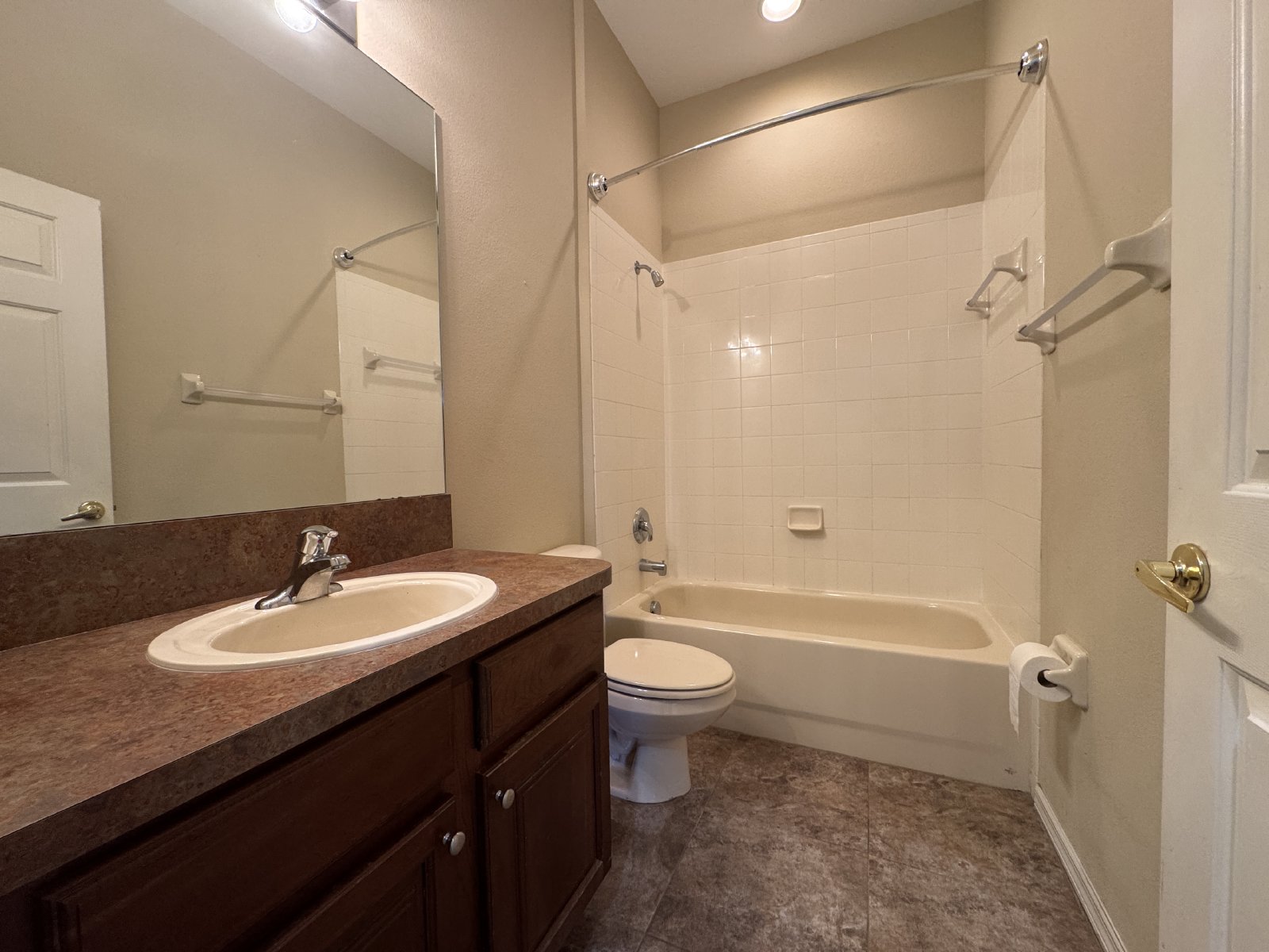 Beautiful 4Bed 3Bath, Office, And Loft  Pool Home In Gated Community property image