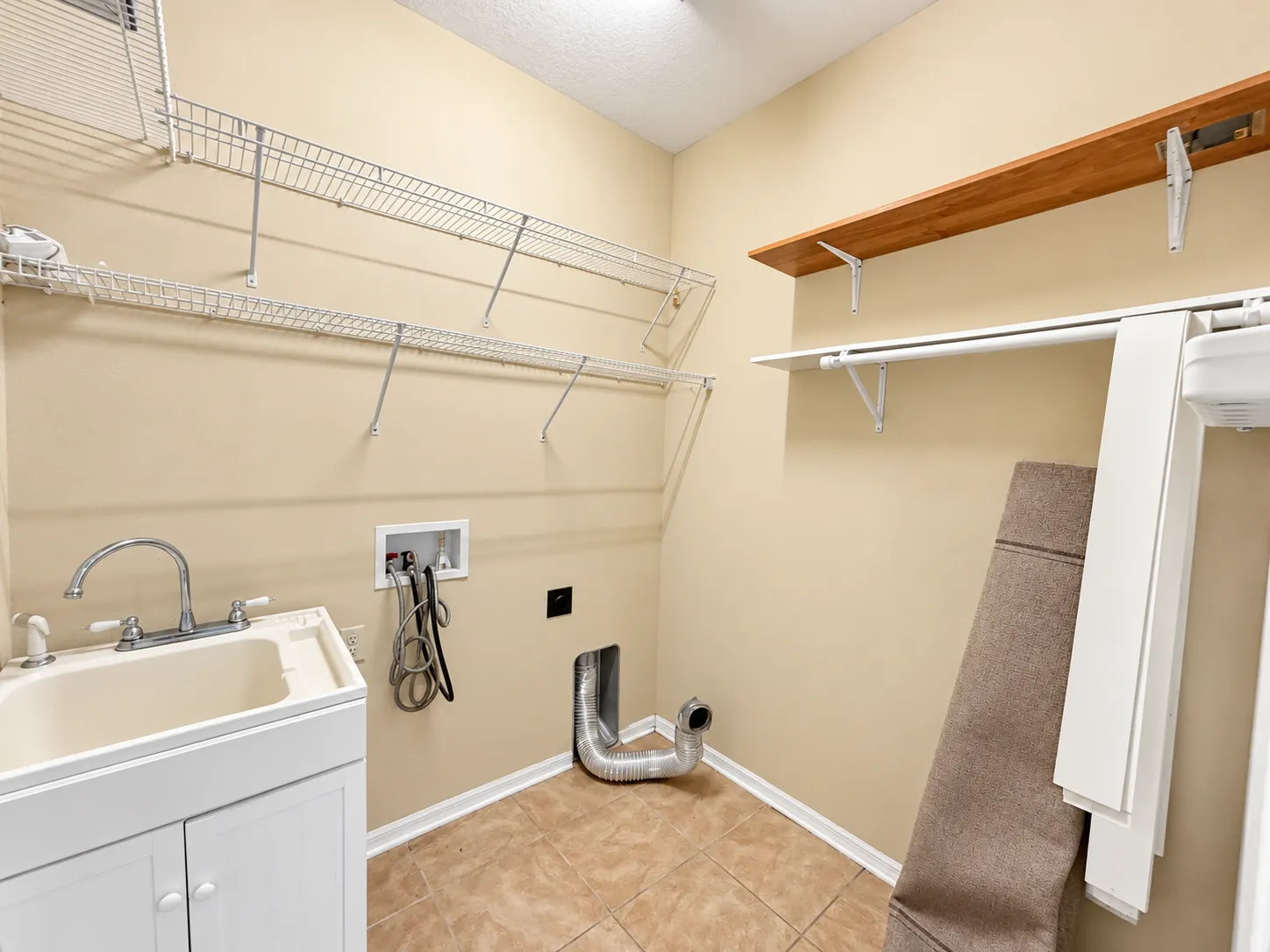Beautiful 5-Bedroom Home with a Fully Fenced Yard in Land O? Lakes property image